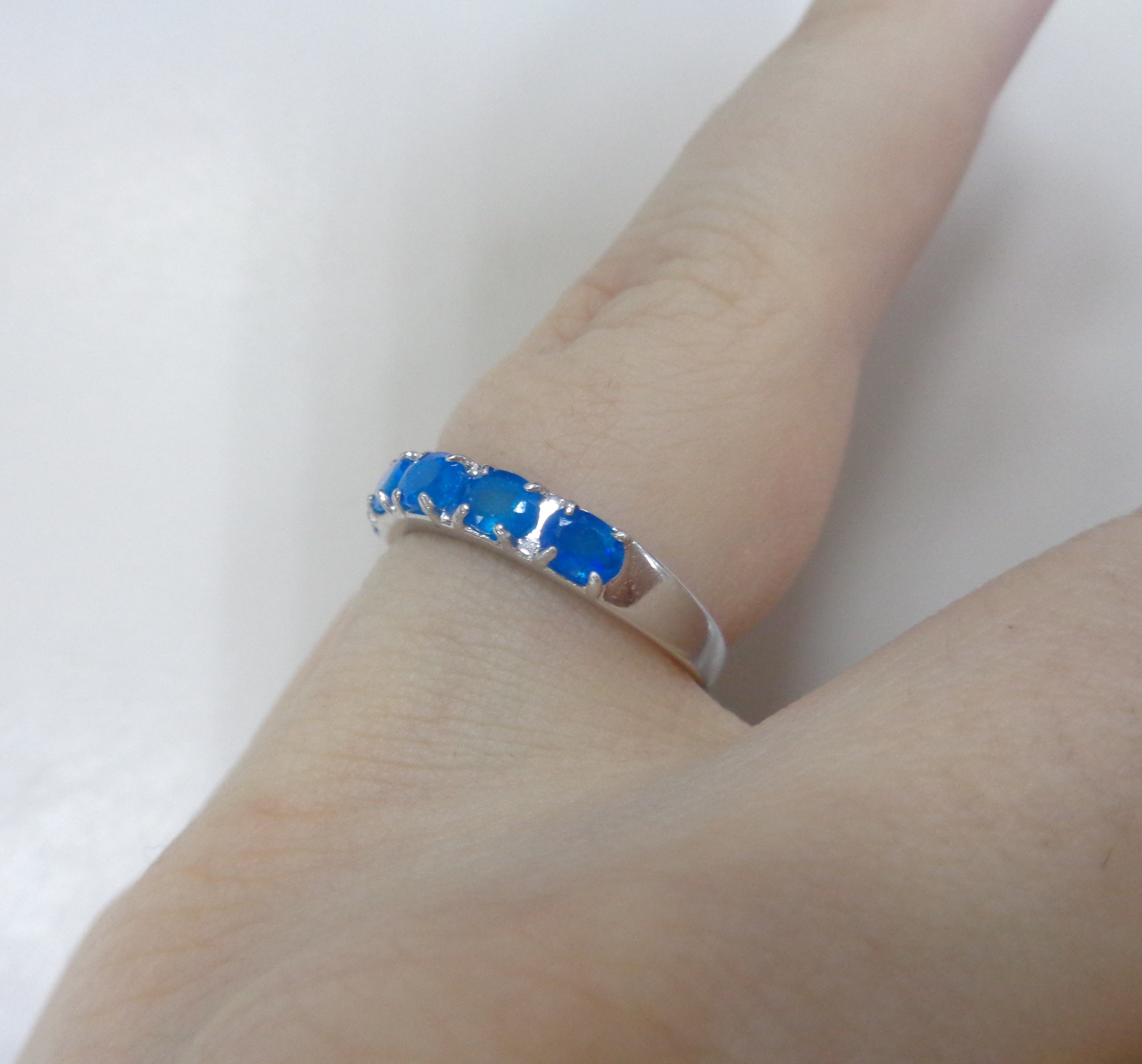 Серебряное кольцо с голубыми опалами